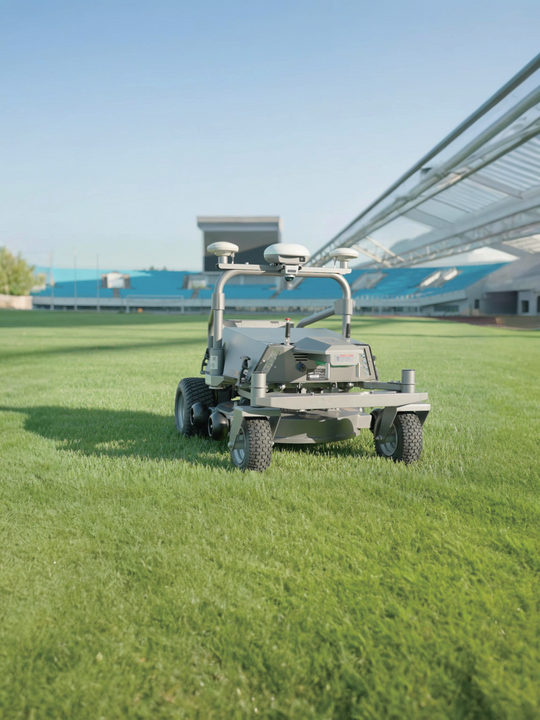 GPS-Mähroboter auf dem Sportplatz